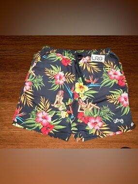 LRG LIFTED RESEARCH GROUP HYBRID CHINO BOARD SHORTS HAWAIIAN PRINT. SIZE L.